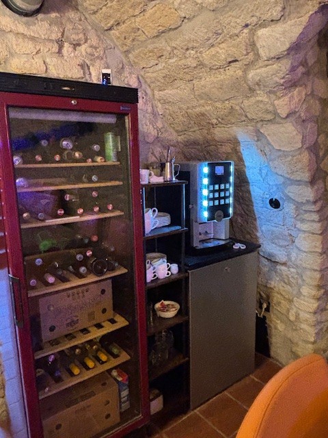 Weinklimaschrank und Kaffeevollautomat