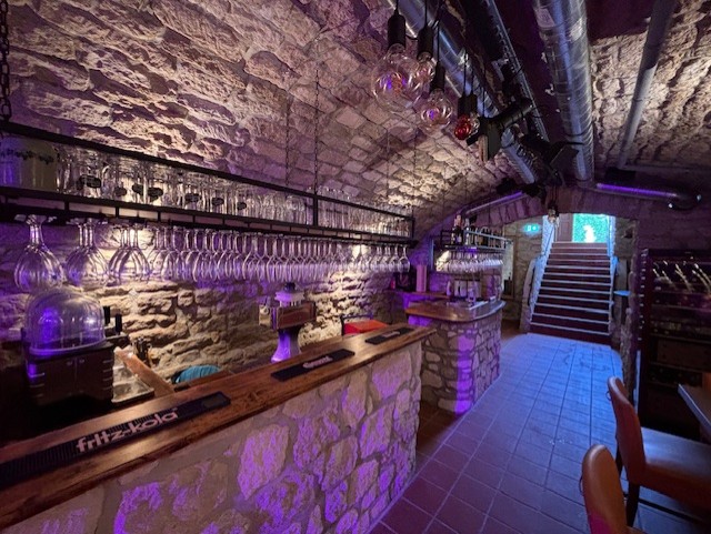 Komplette Gastro-Bar mit Gläserregal und Treppe